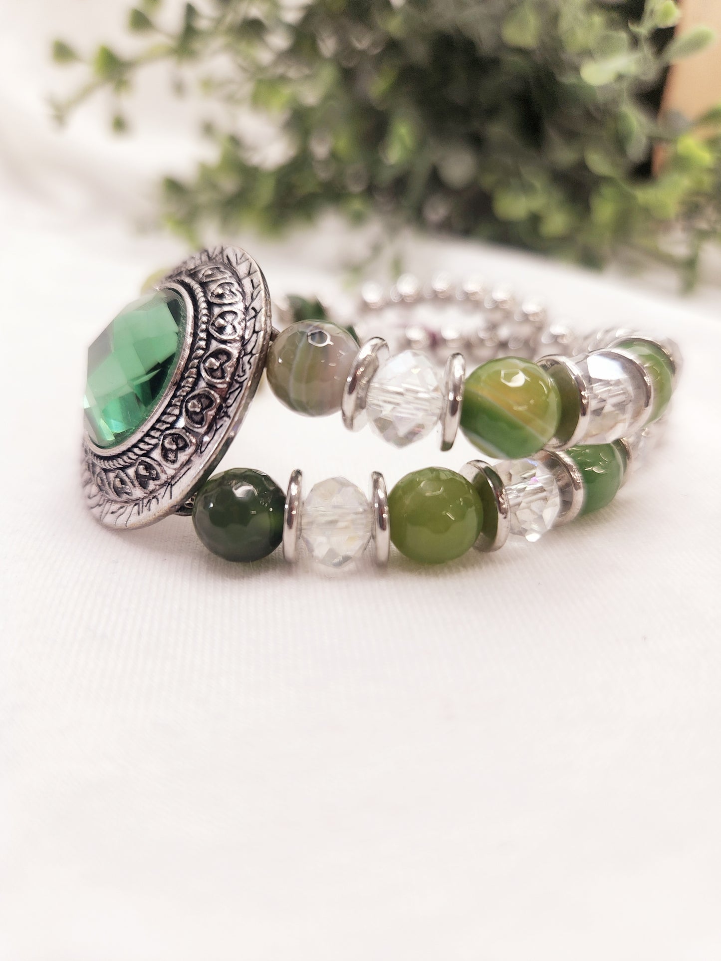 Pulsera grande con cristales y cuentas color plomo.