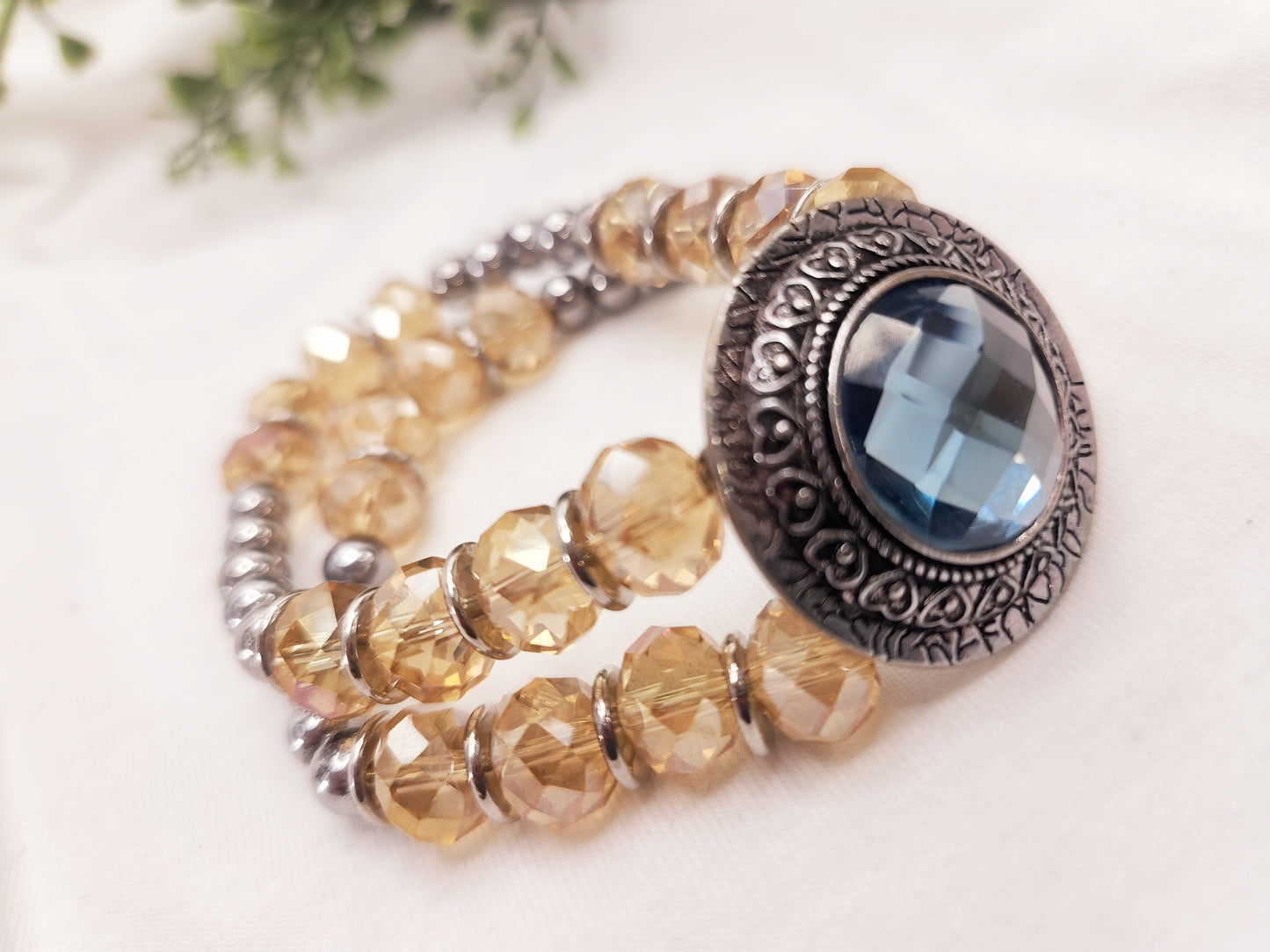 Pulsera grande con cristales y cuentas color plomo.