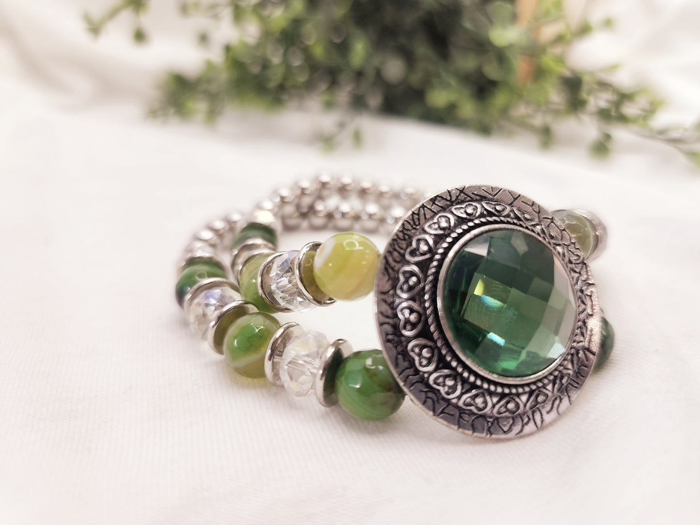 Pulsera grande con cristales y cuentas color plomo.