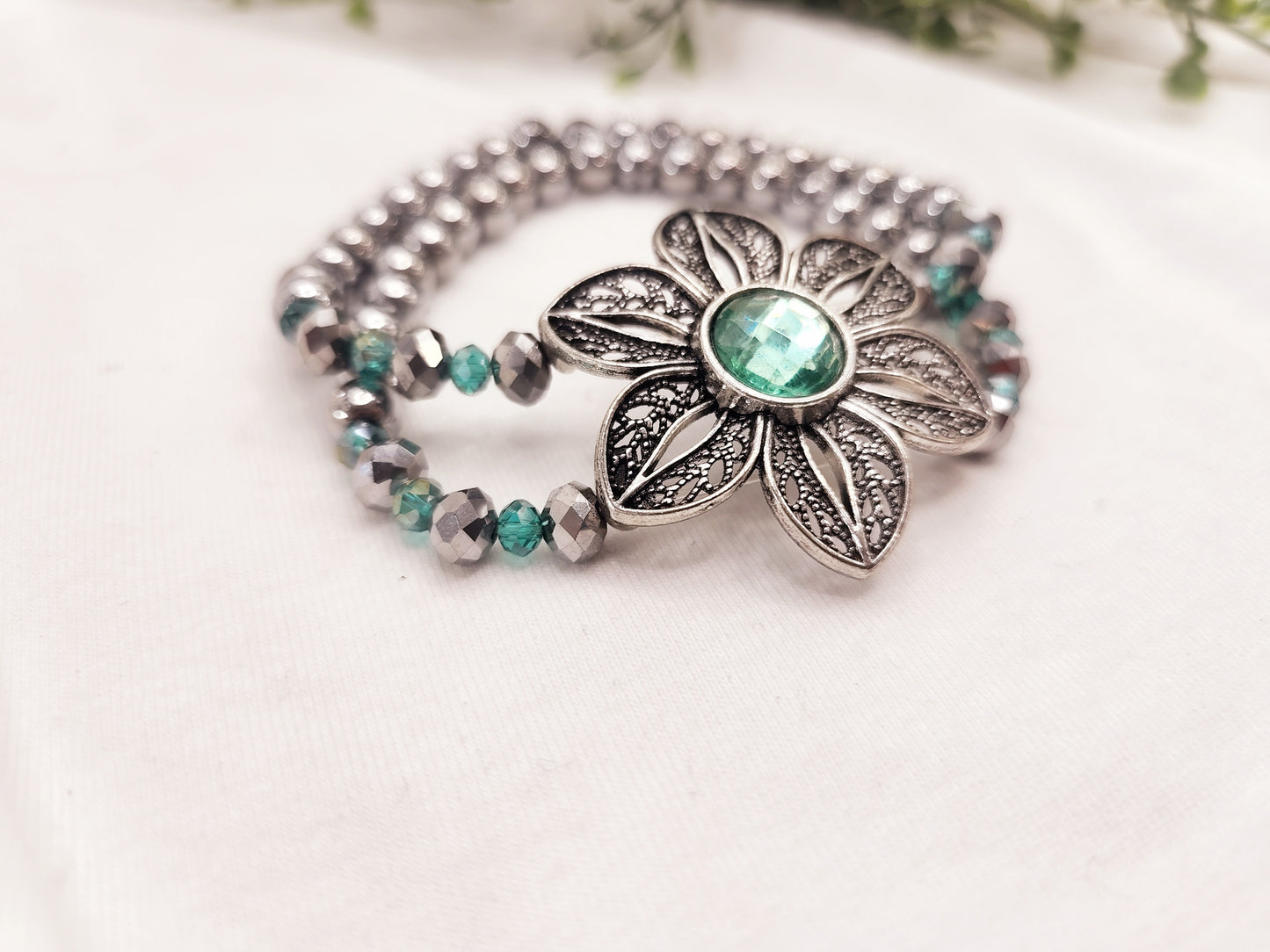 Pulsera grande con cristales y cuentas color plomo.