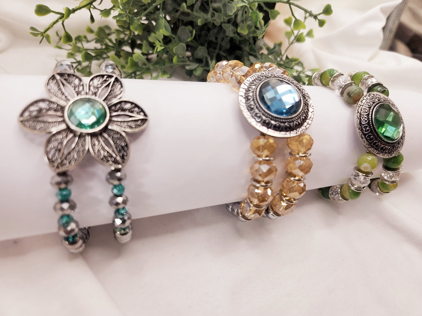 Pulsera grande con cristales y cuentas color plomo.