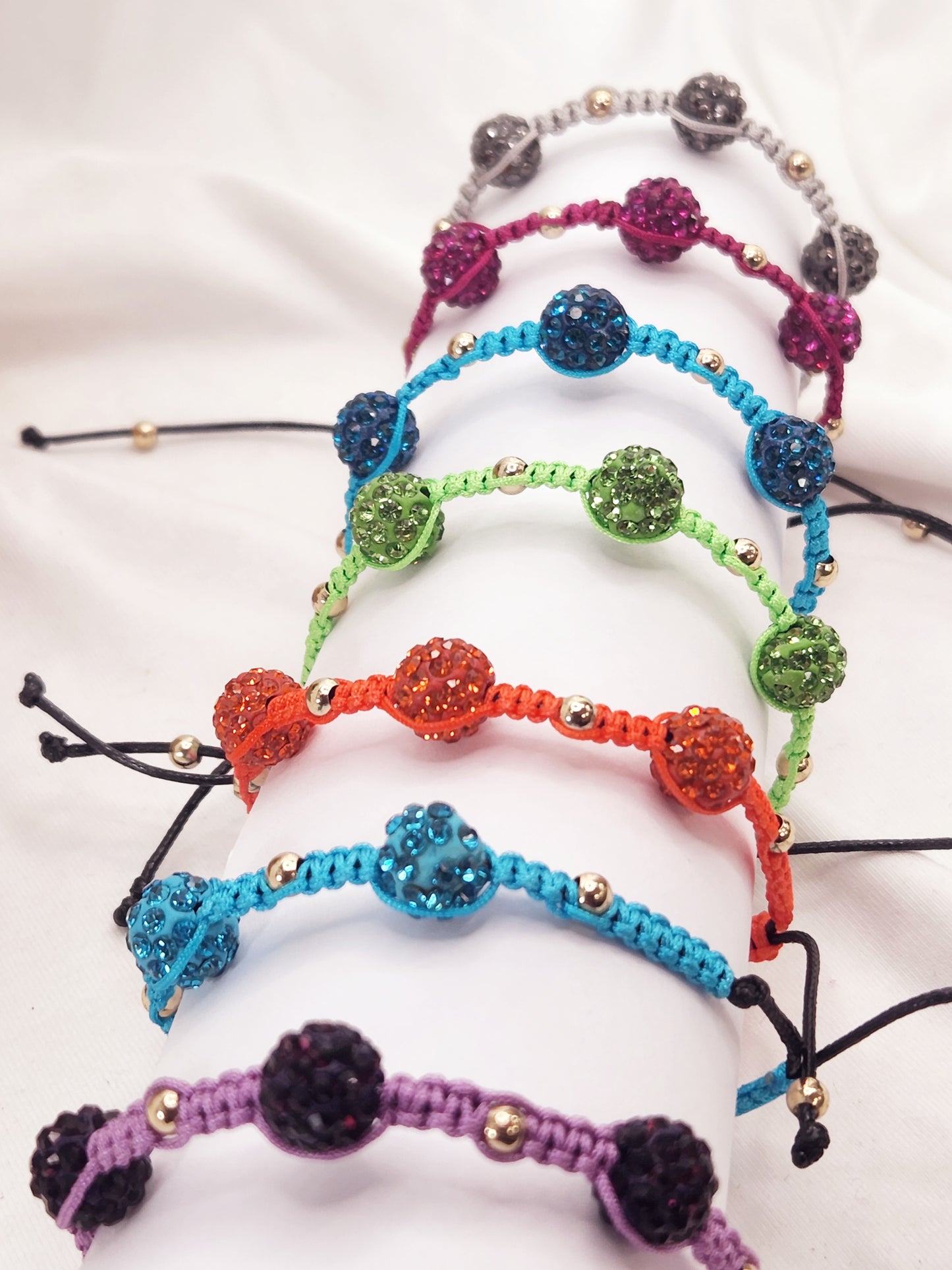 Pulseras de cuentas de arcilla con cristales