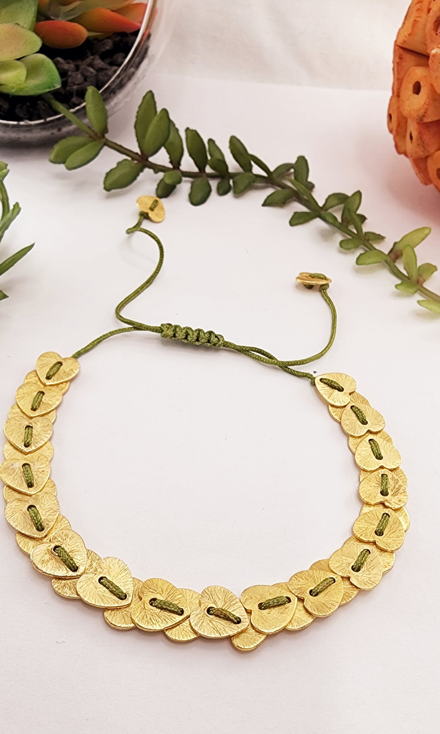 Pulsera de hilo con cuentas de heishi doradas cepillados