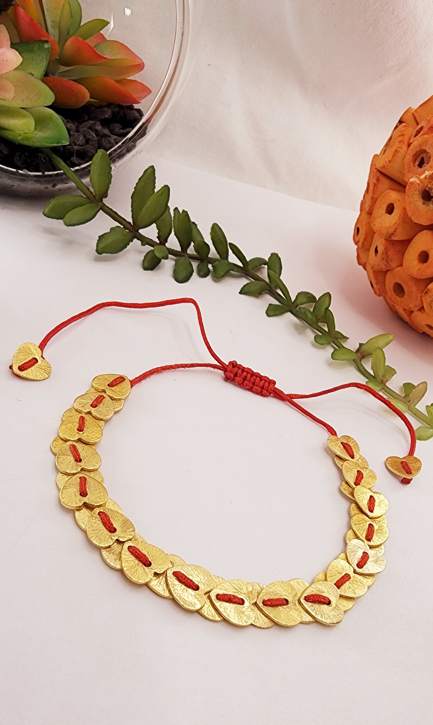 Pulsera de hilo con cuentas de heishi doradas cepillados