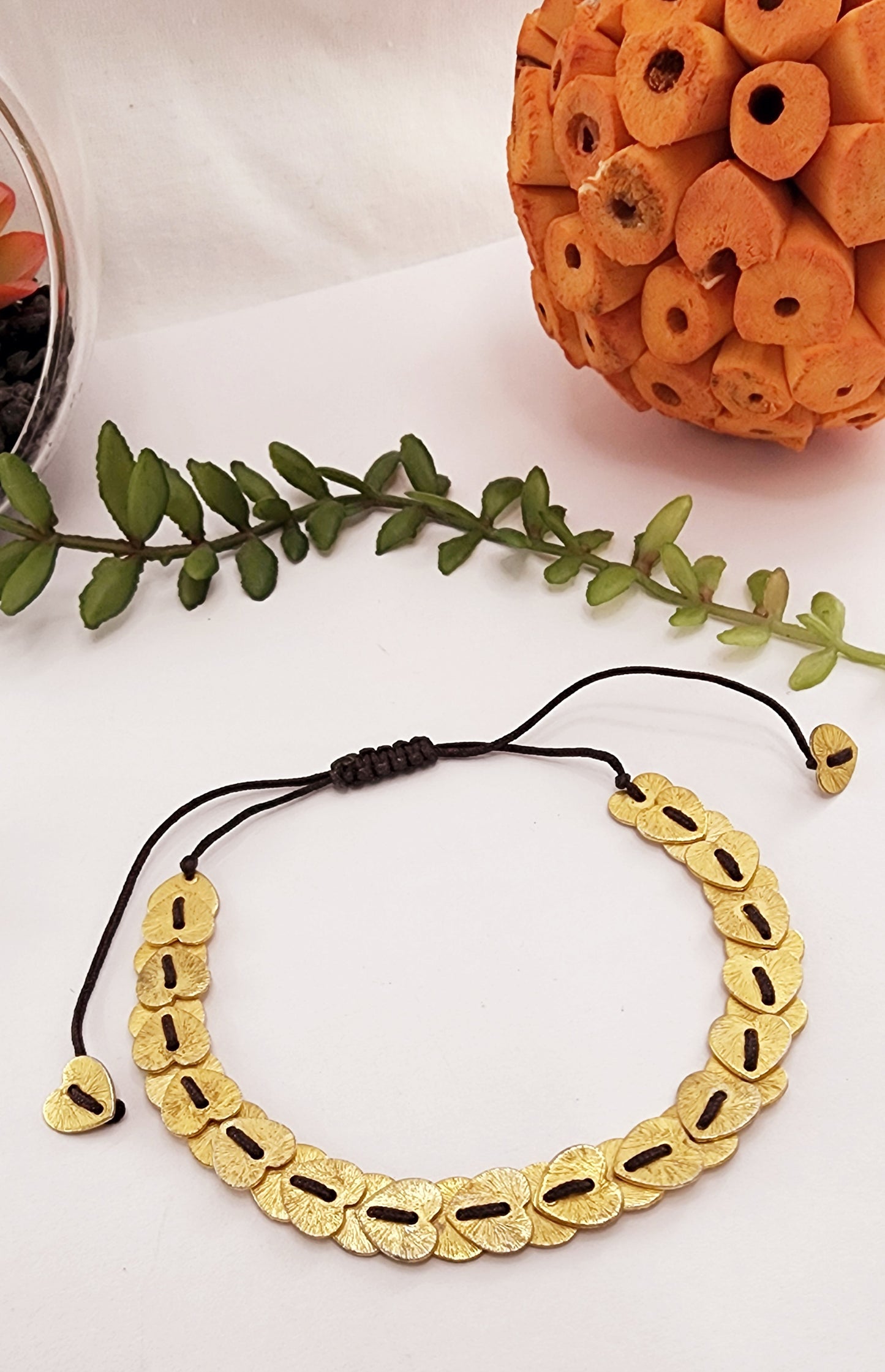 Pulsera de hilo con cuentas de heishi doradas cepillados