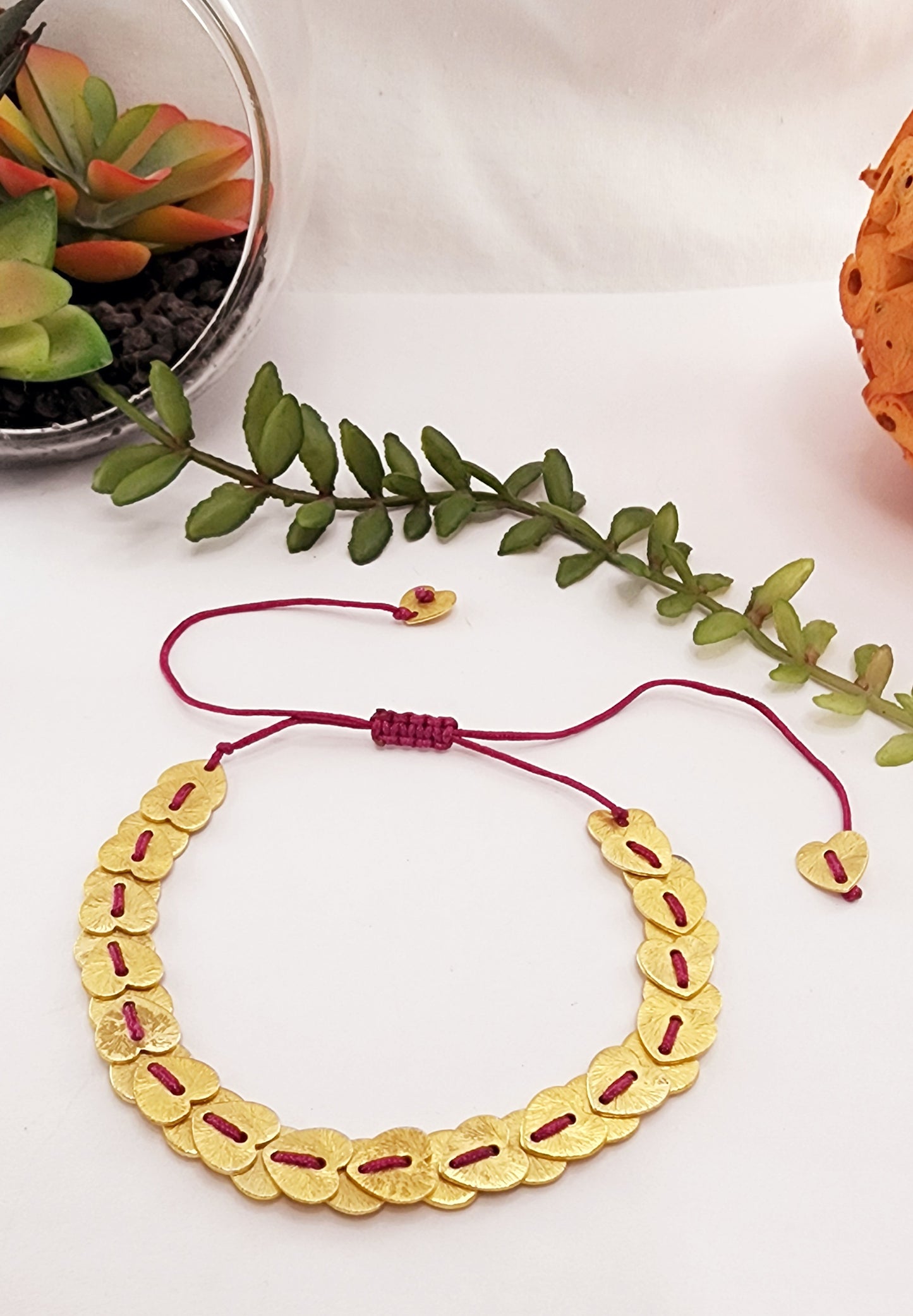 Pulsera de hilo con cuentas de heishi doradas cepillados
