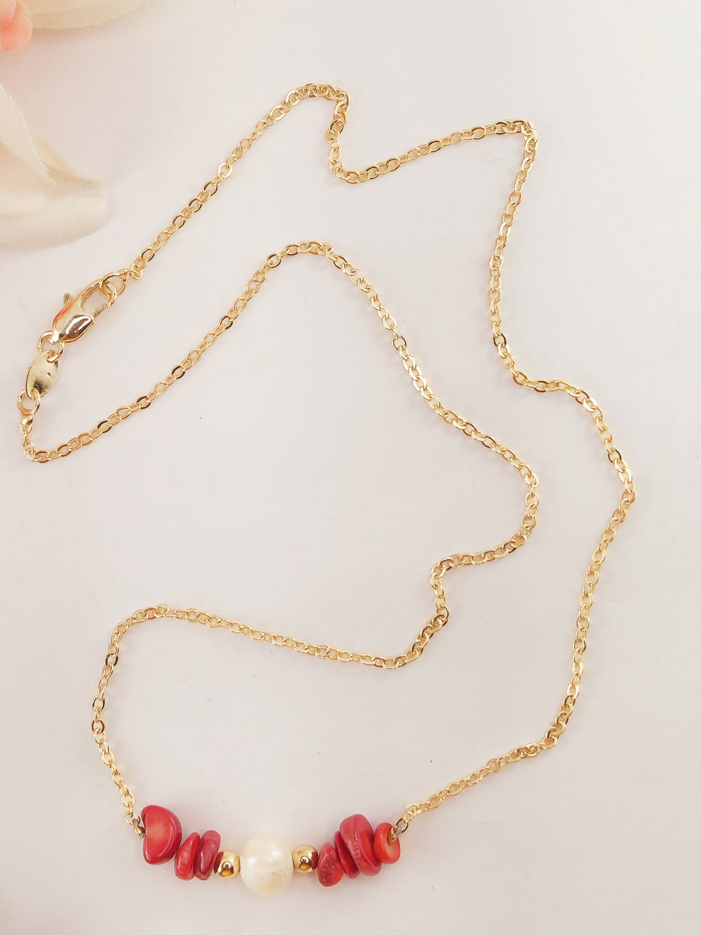 Cadena de Oro Laminado con Piedra de Coral Rojo y Perla