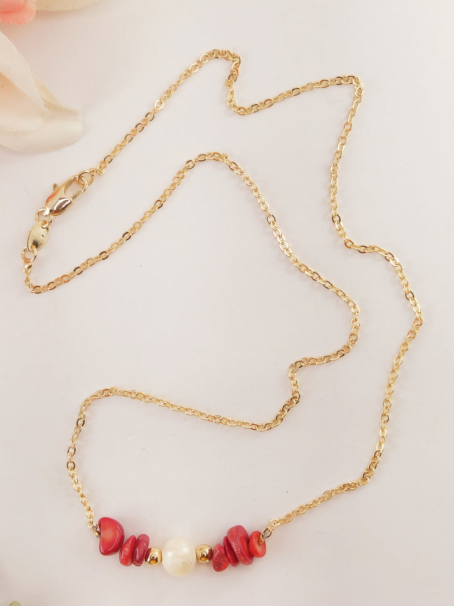 Cadena de Oro Laminado con Piedra de Coral Rojo y Perla