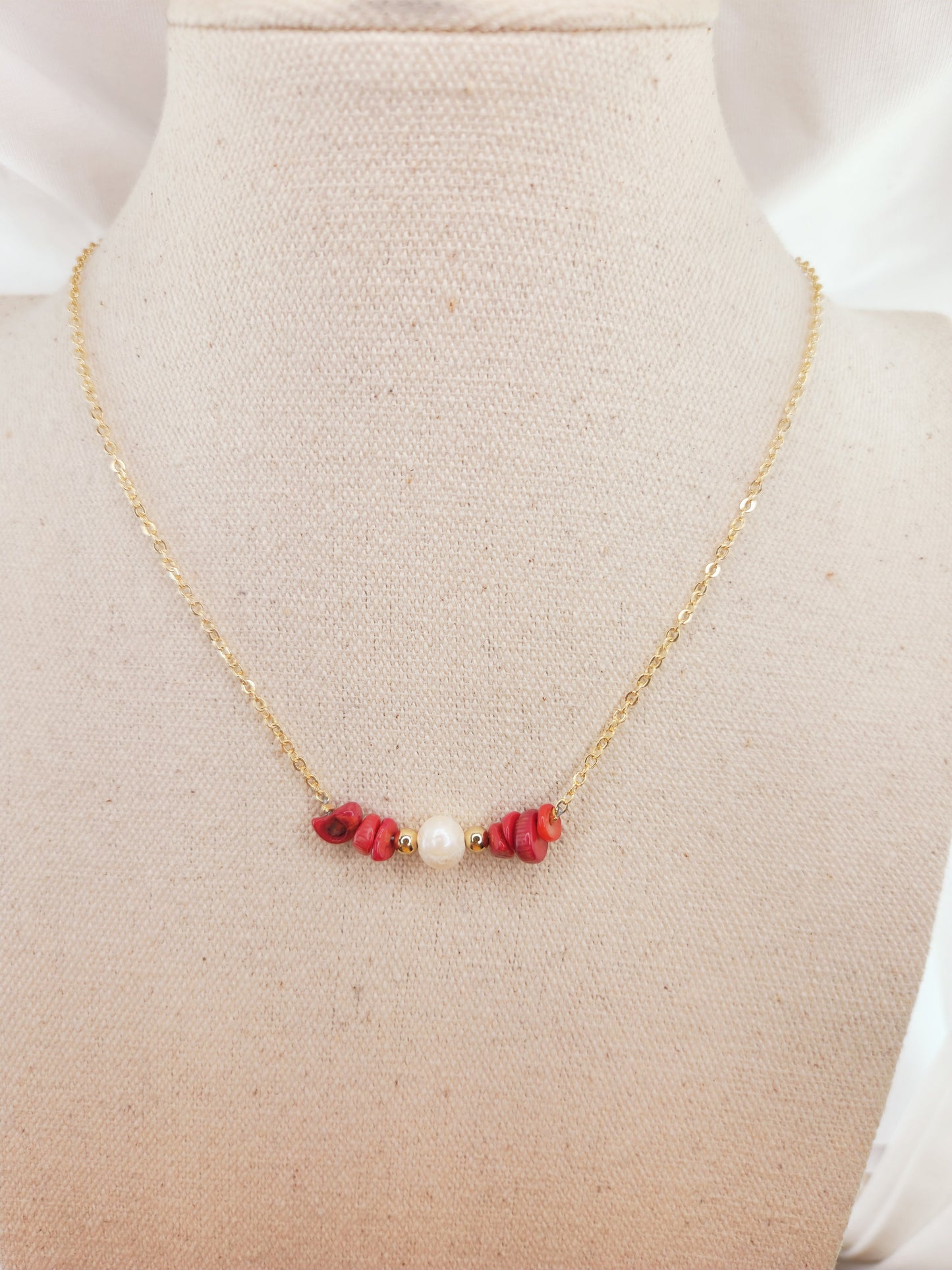 Cadena de Oro Laminado con Piedra de Coral Rojo y Perla