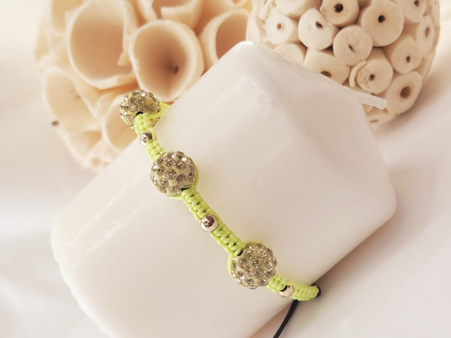 Pulseras de cuentas de arcilla con cristales