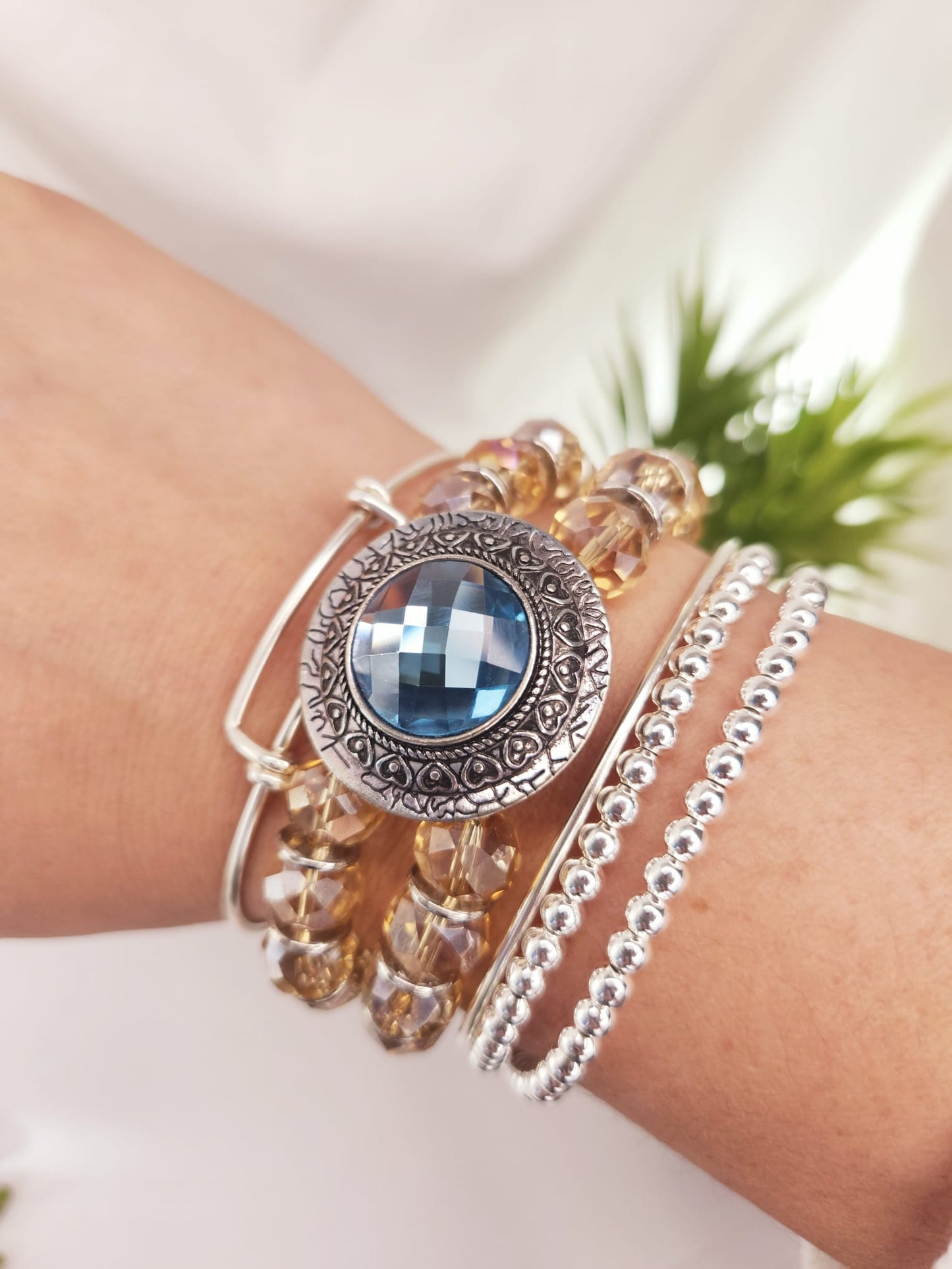 Pulsera grande con cristales y cuentas color plomo.