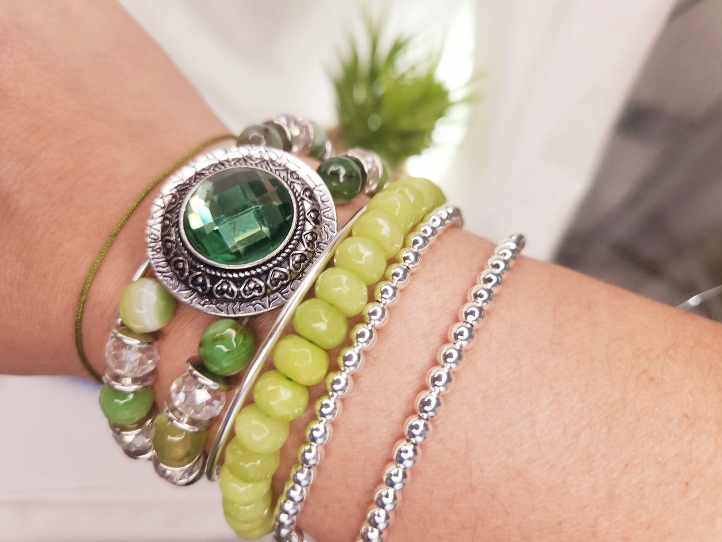 Pulsera grande con cristales y cuentas color plomo.