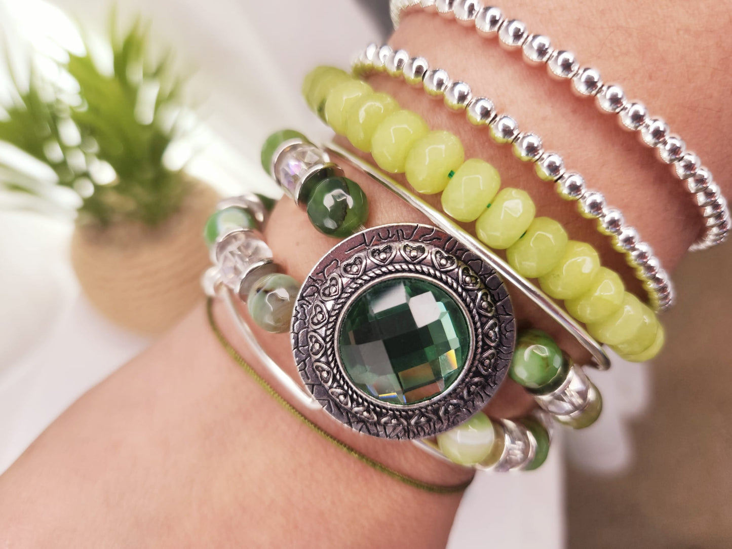 Pulsera grande con cristales y cuentas color plomo.