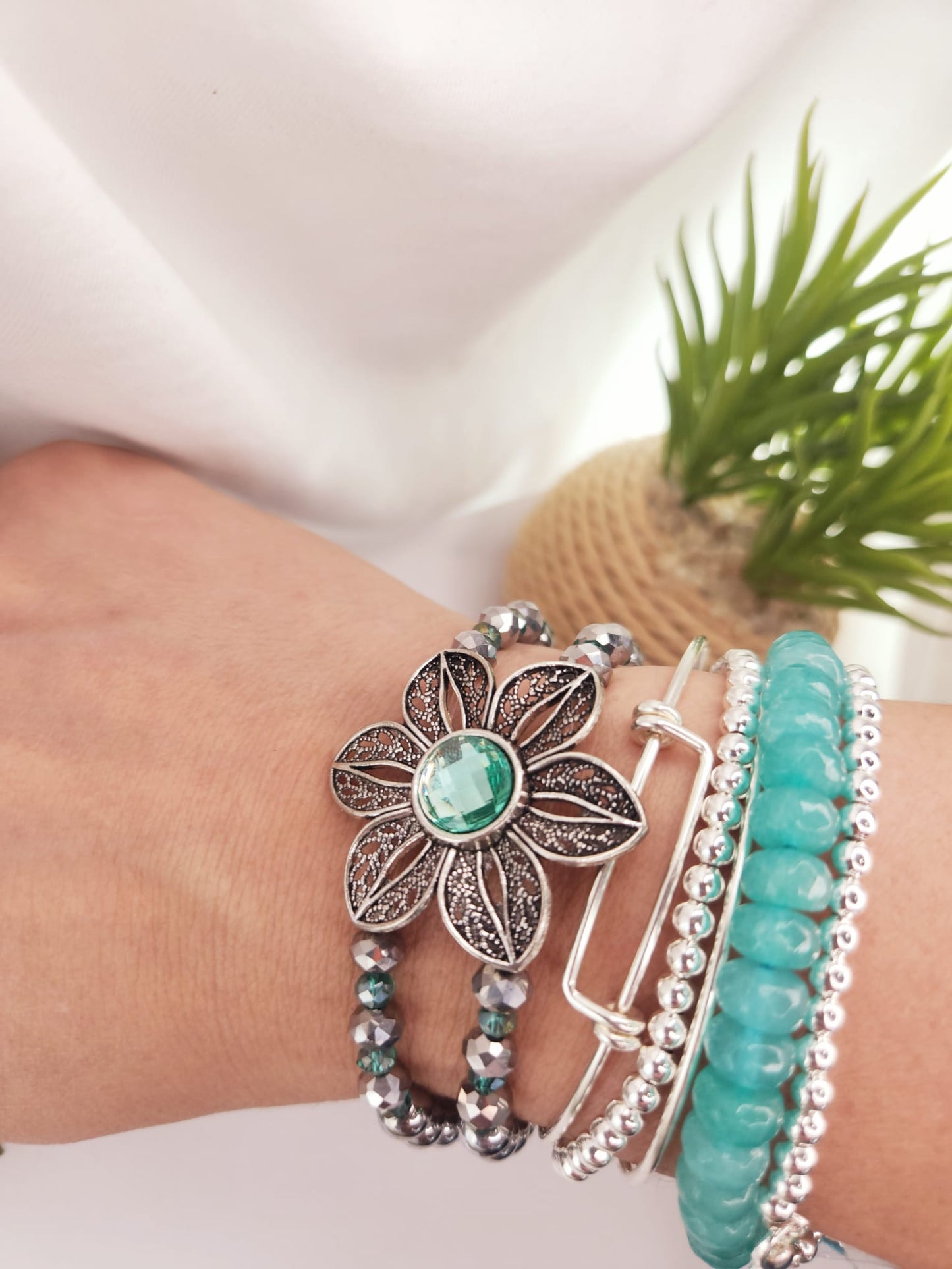 Pulsera grande con cristales y cuentas color plomo.