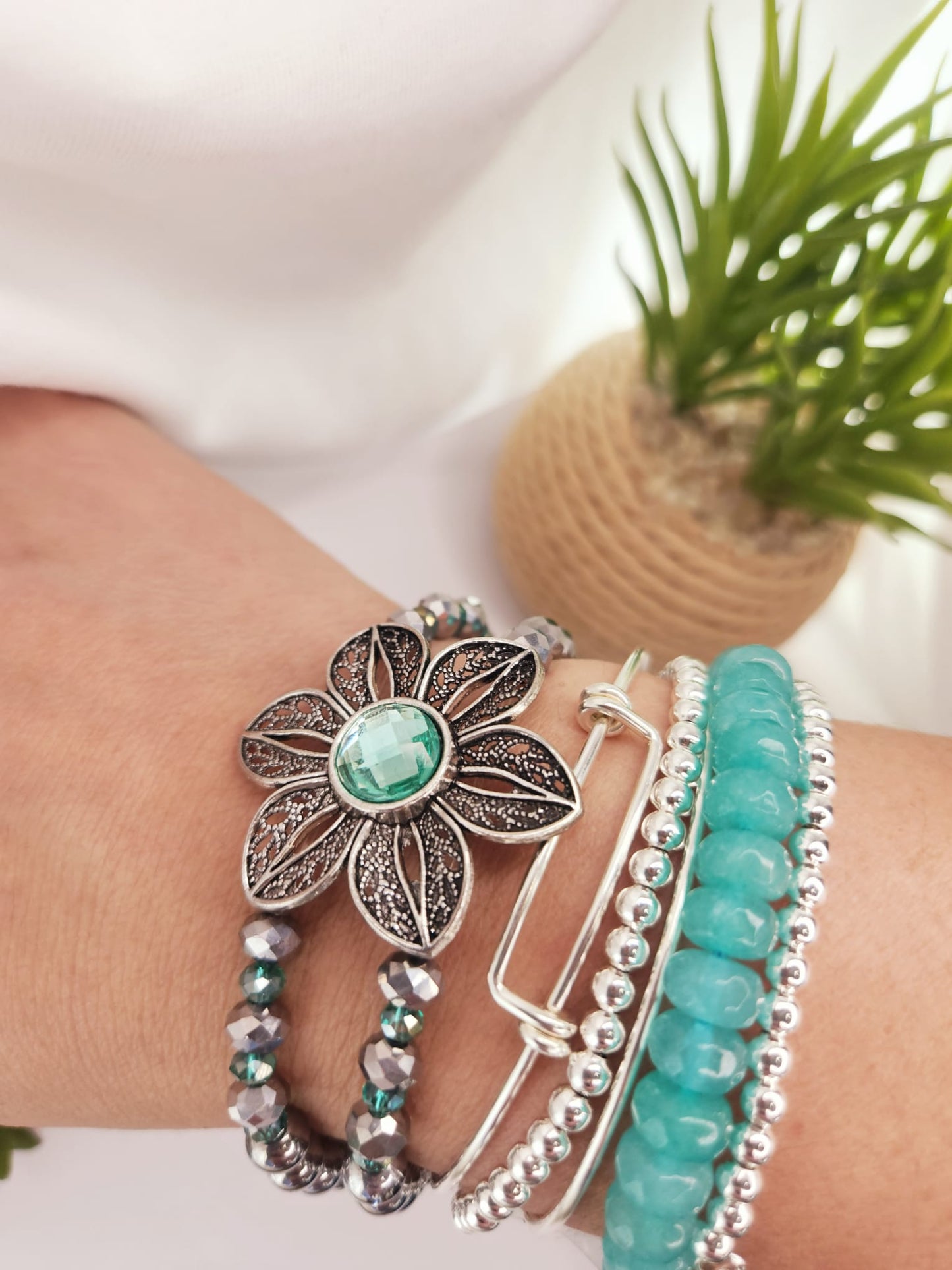 Pulsera grande con cristales y cuentas color plomo.