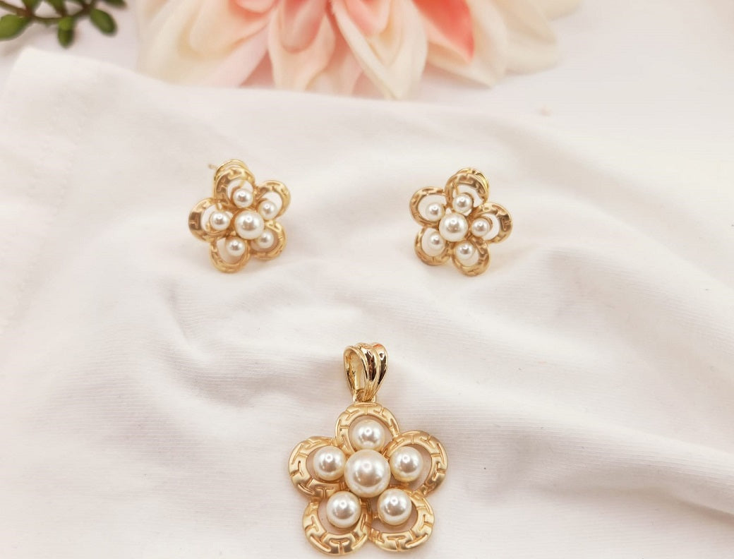 Set de Oro Laminado. Pendientes con Dije de Flor y Perlas.