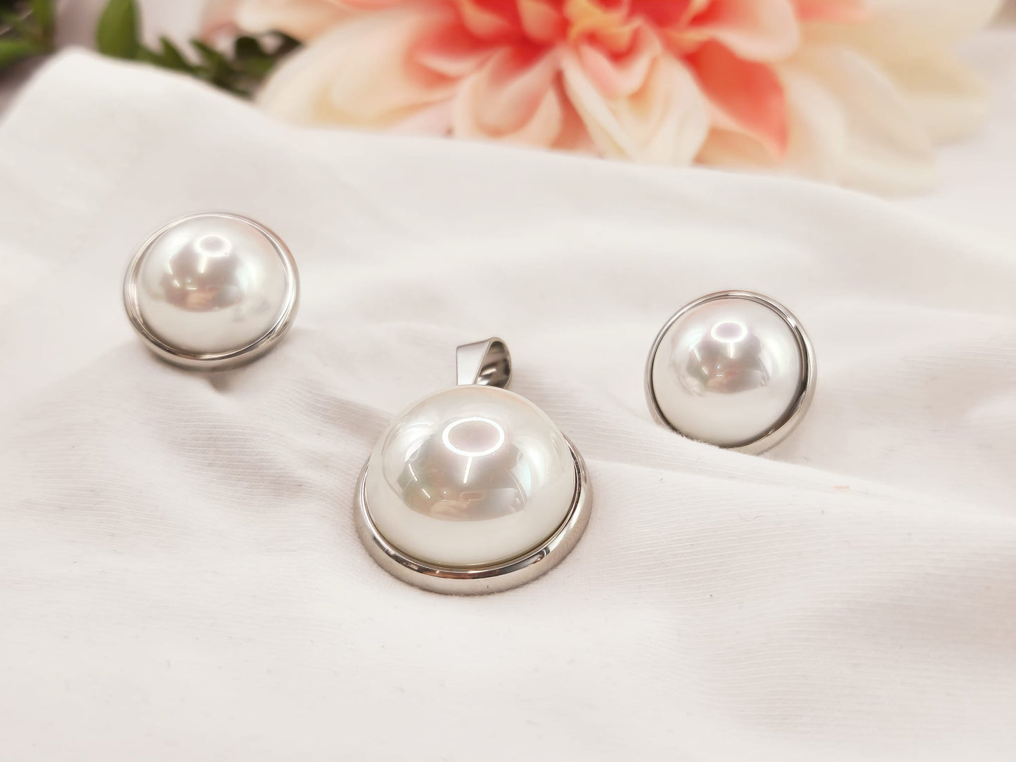 Set de Acero Inoxidable. Pendientes y Dije de Perla de Ampolla Nacarada