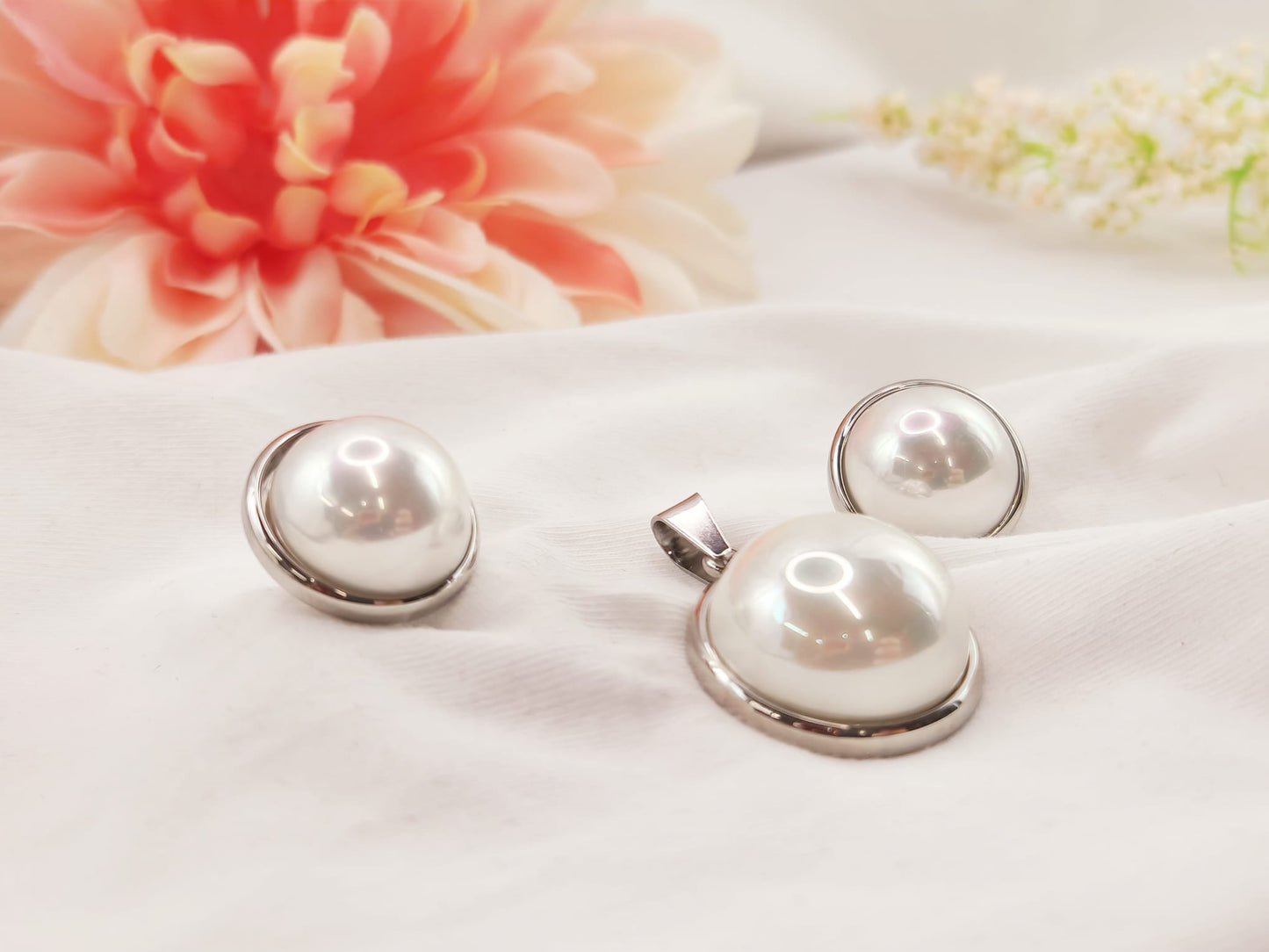 Set de Acero Inoxidable. Pendientes y Dije de Perla de Ampolla Nacarada