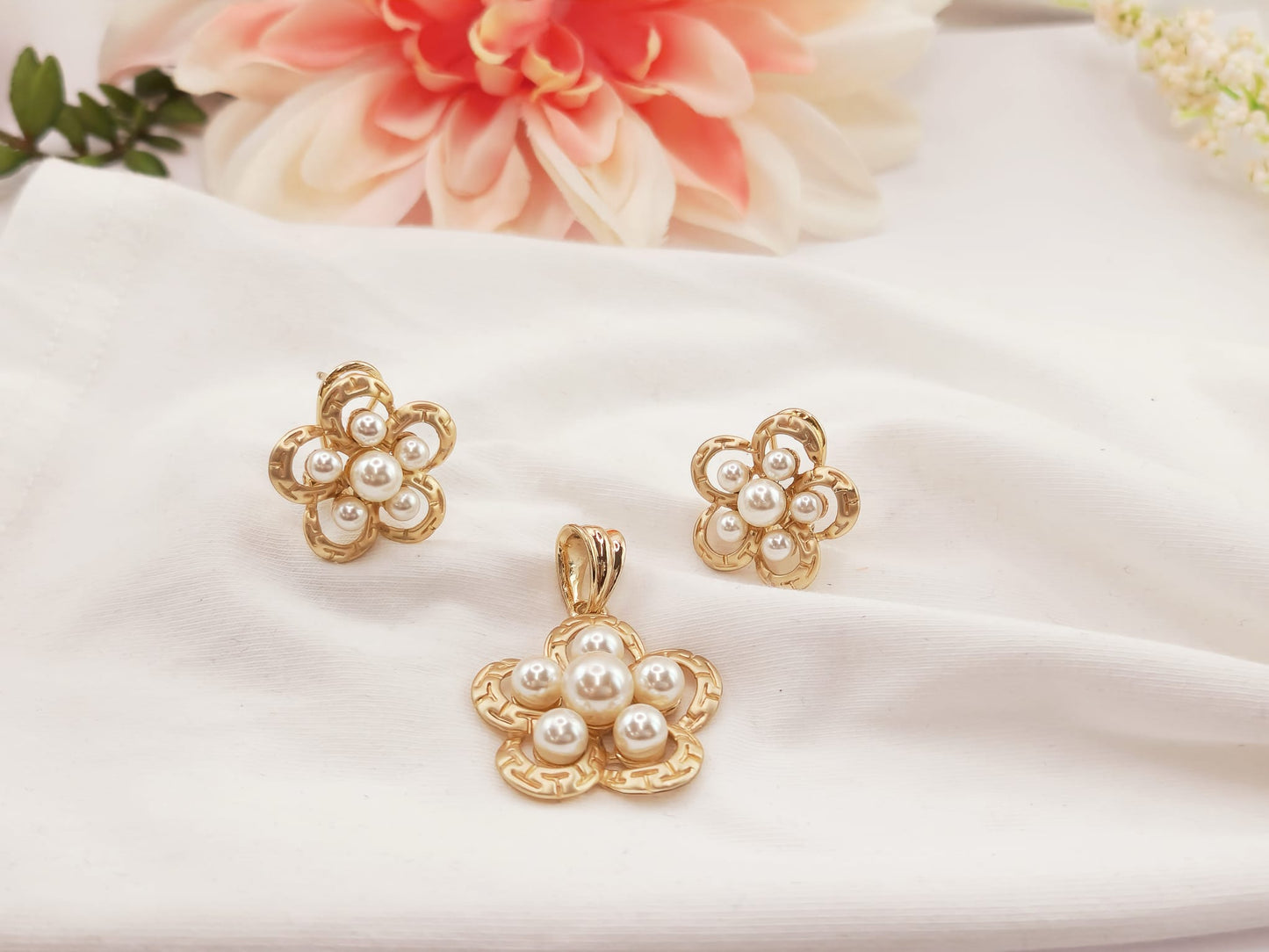 Set de Oro Laminado. Pendientes con Dije de Flor y Perlas.