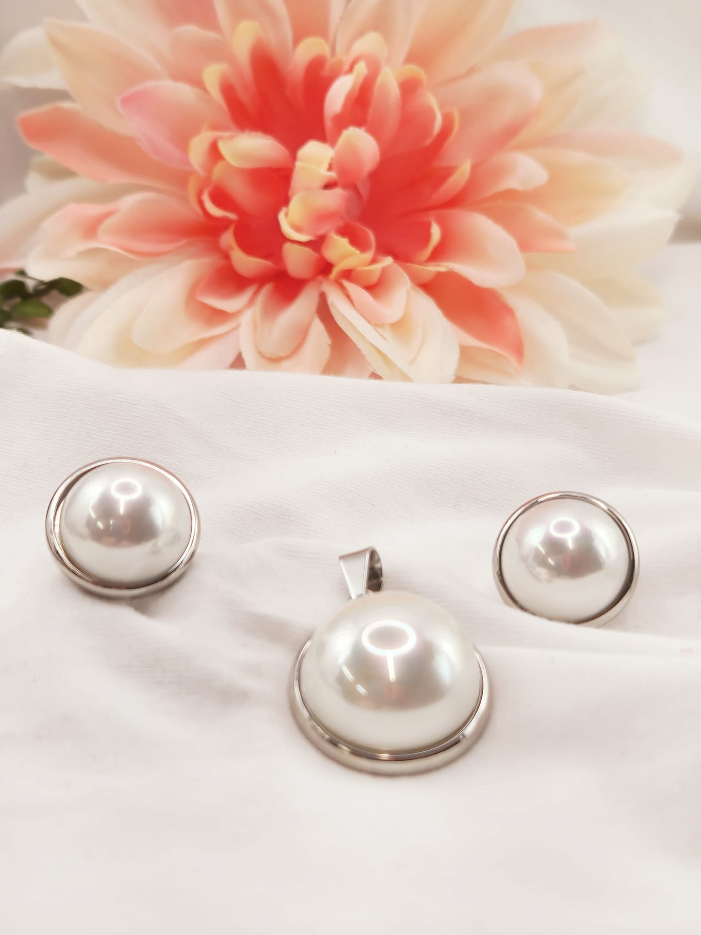 Set de Acero Inoxidable. Pendientes y Dije de Perla de Ampolla Nacarada