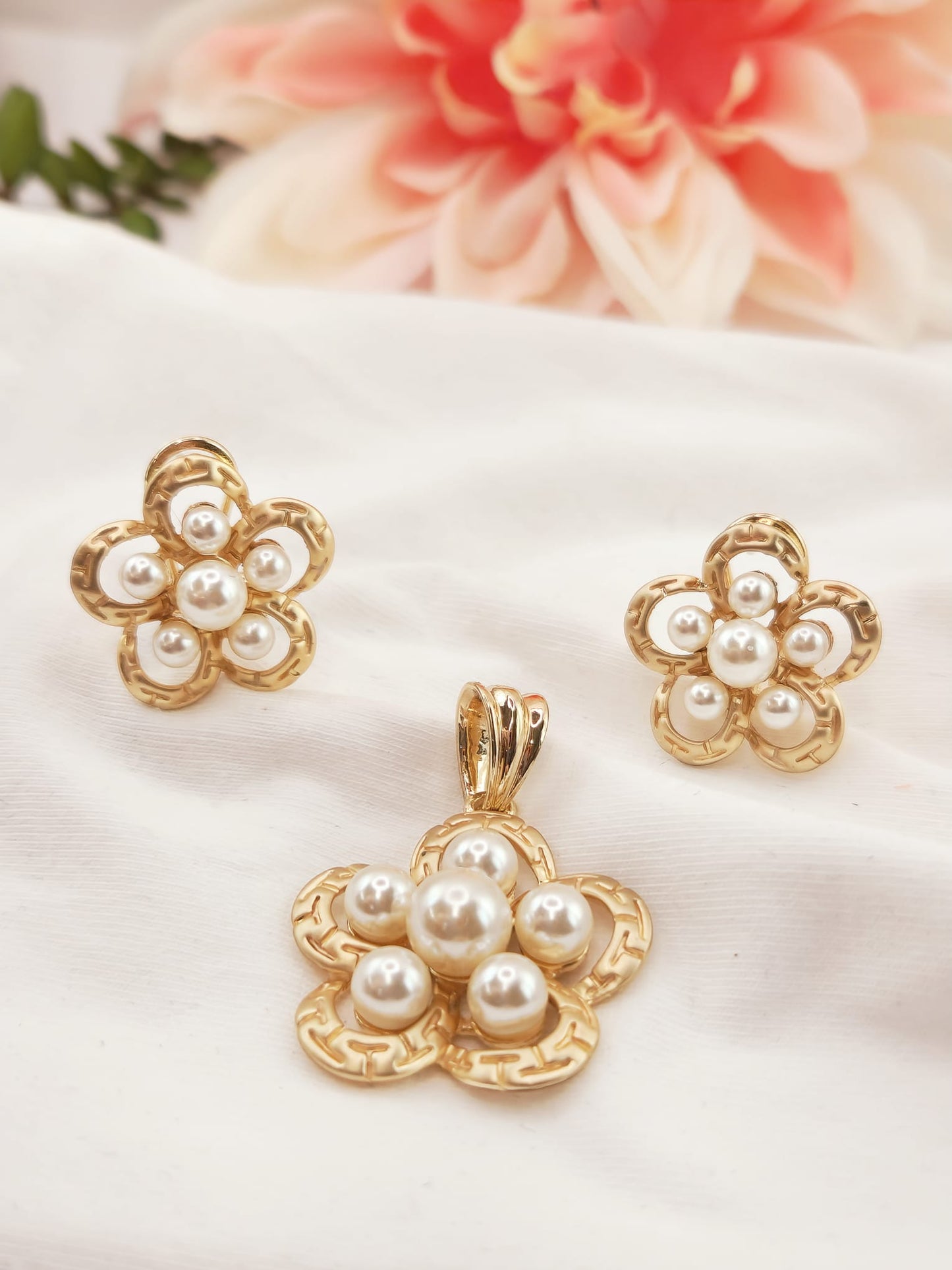 Set de Oro Laminado. Pendientes con Dije de Flor y Perlas.