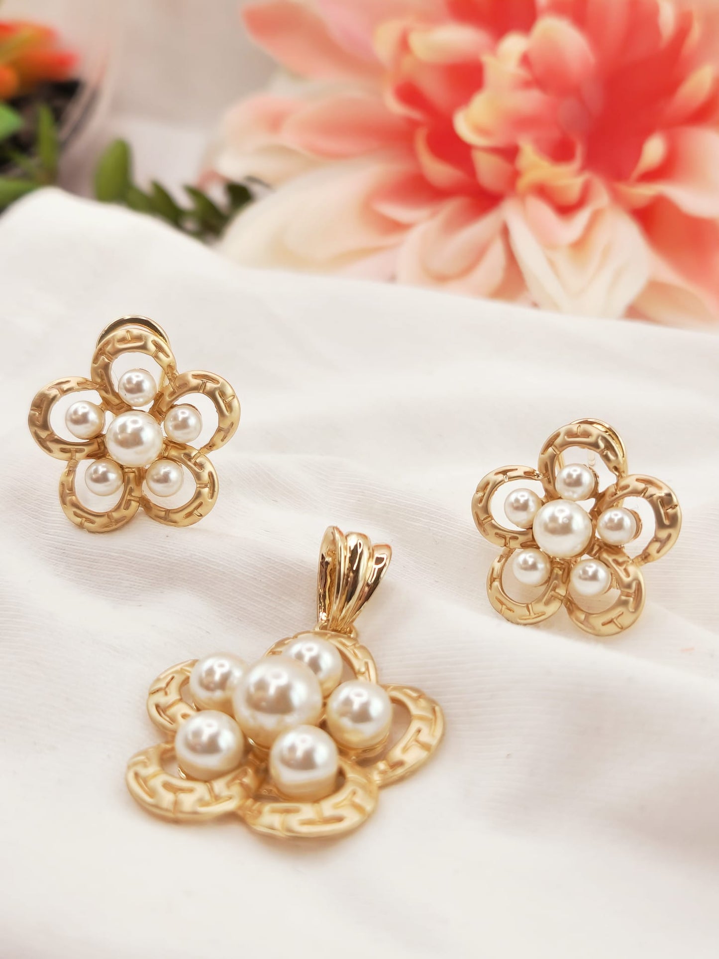 Set de Oro Laminado. Pendientes con Dije de Flor y Perlas.