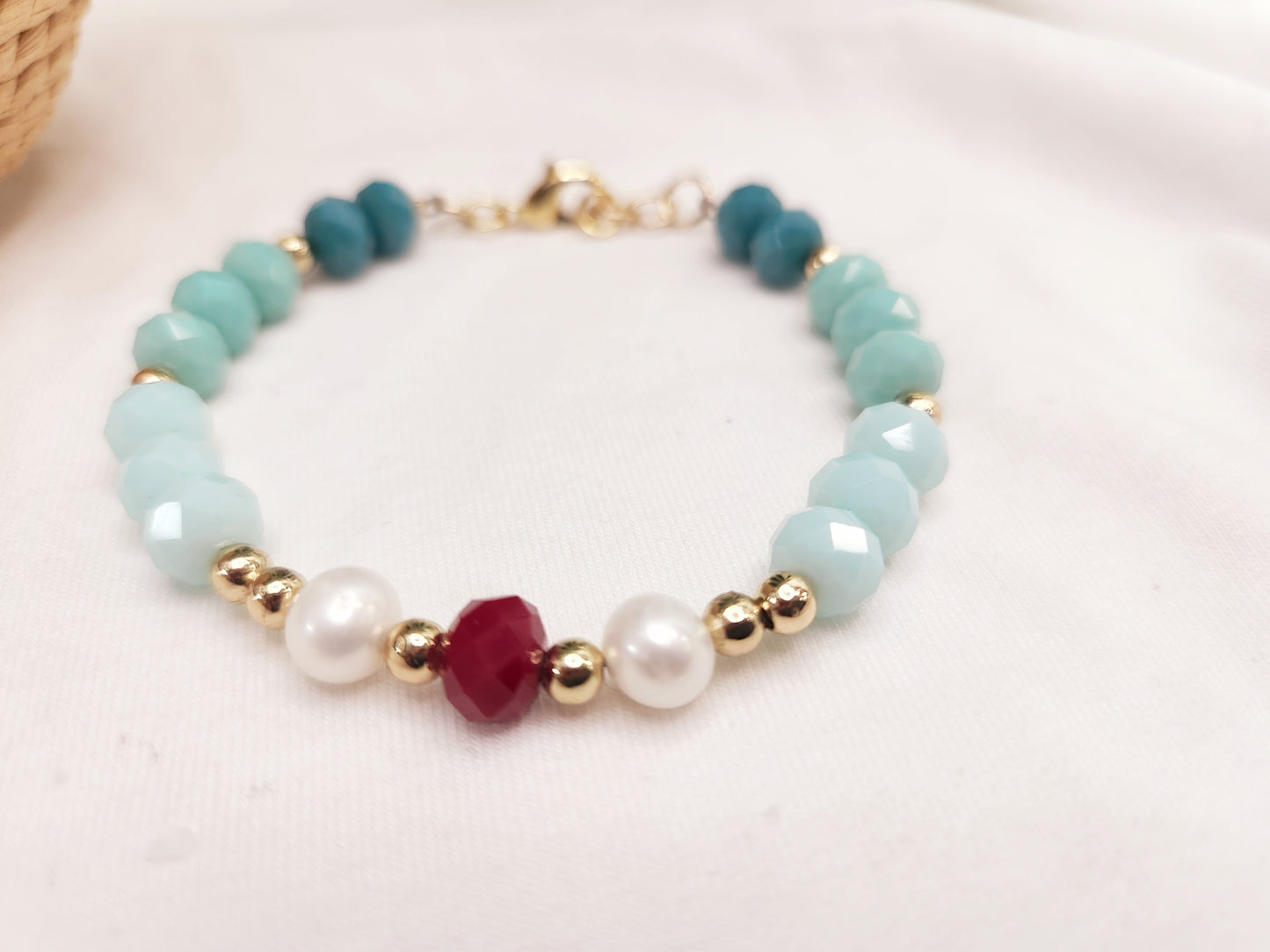 Beaded bracelet with pearl.