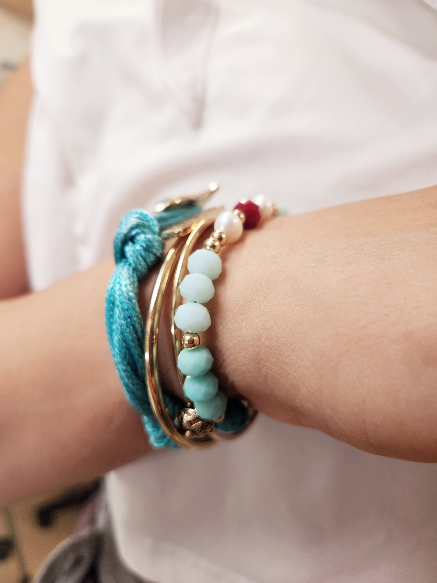 Beaded bracelet with pearl.