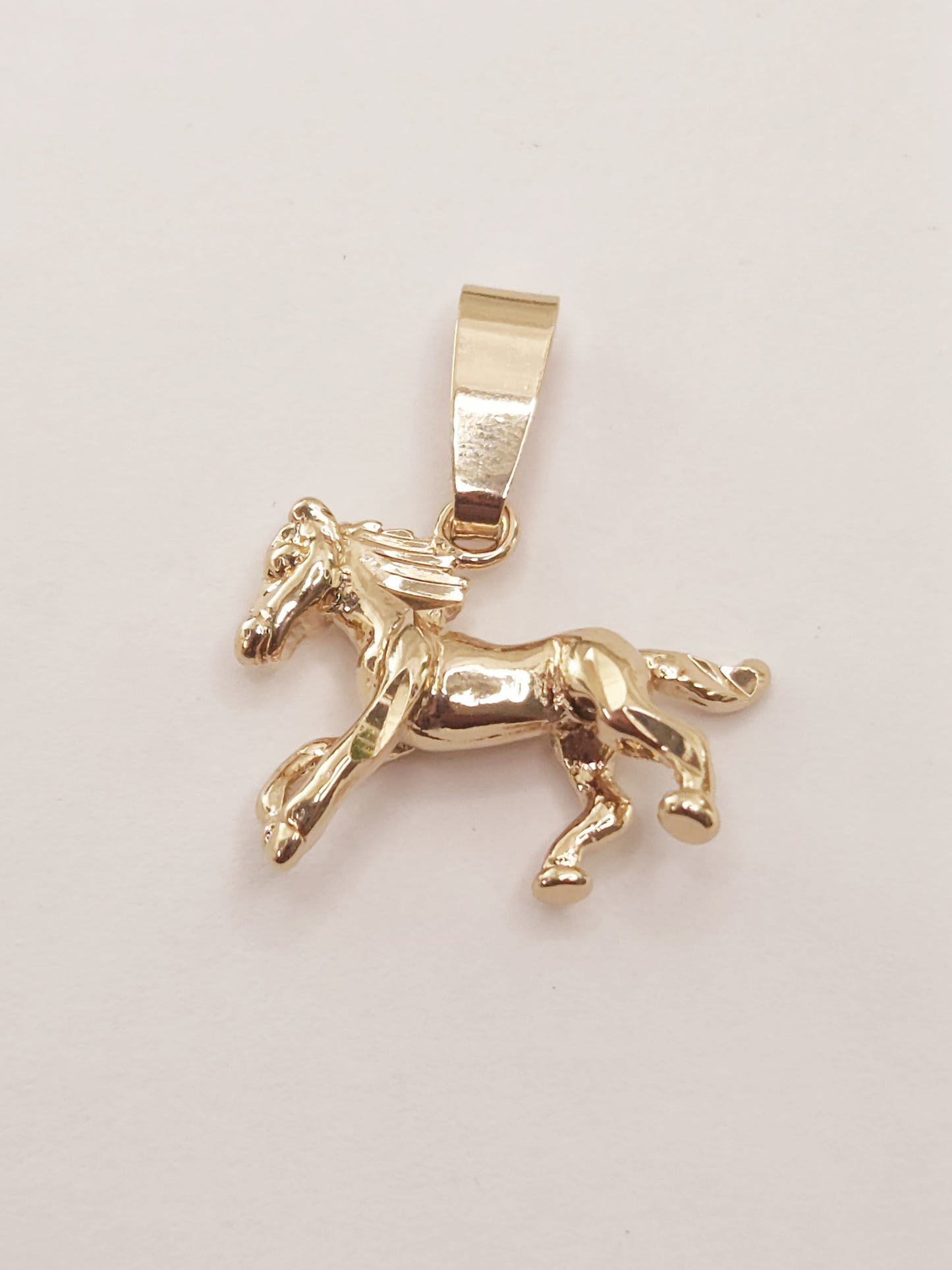 Dije de Oro Laminado, Caballo