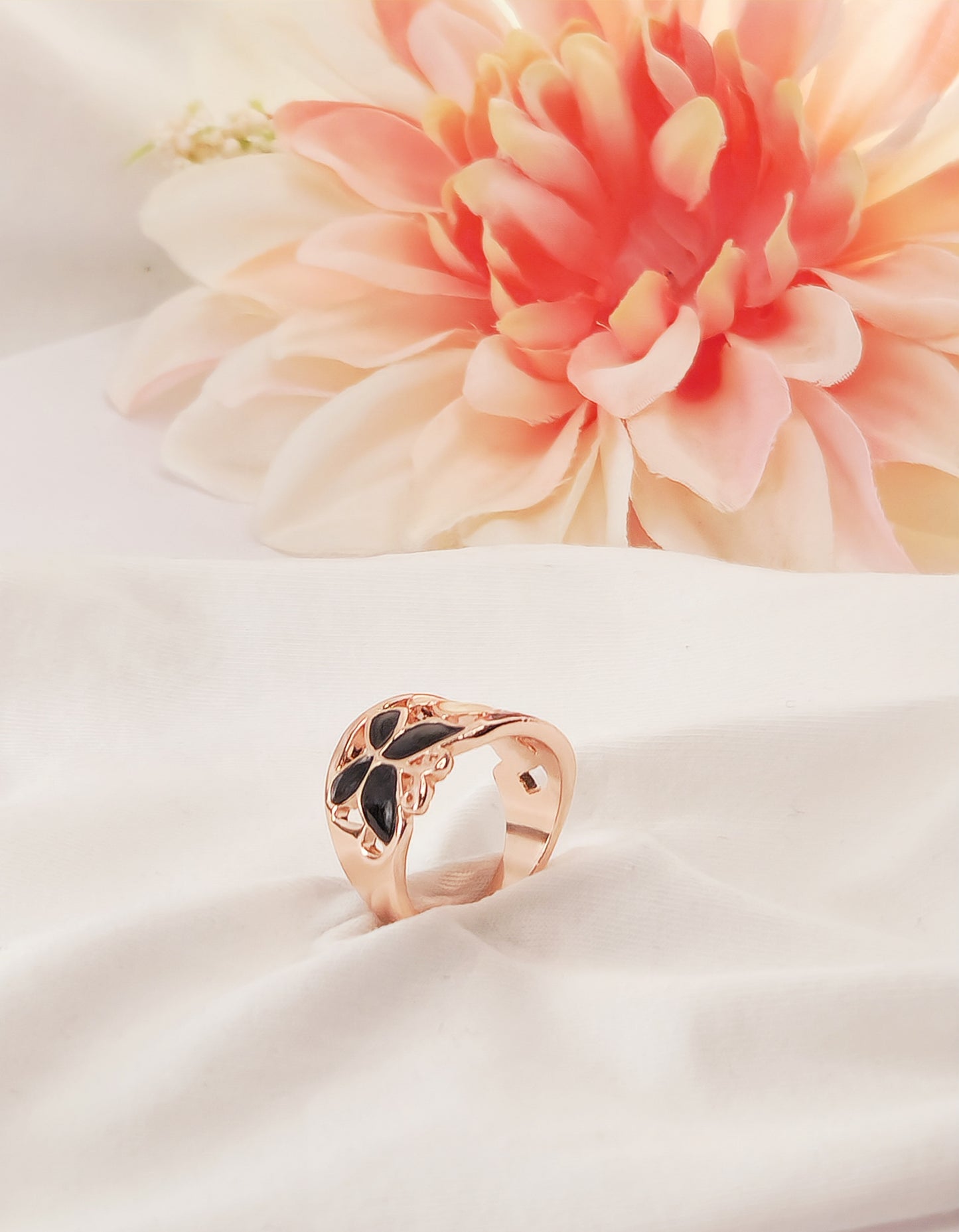 Anillo Brenda Chapado en Oro Rosado con Mariposas