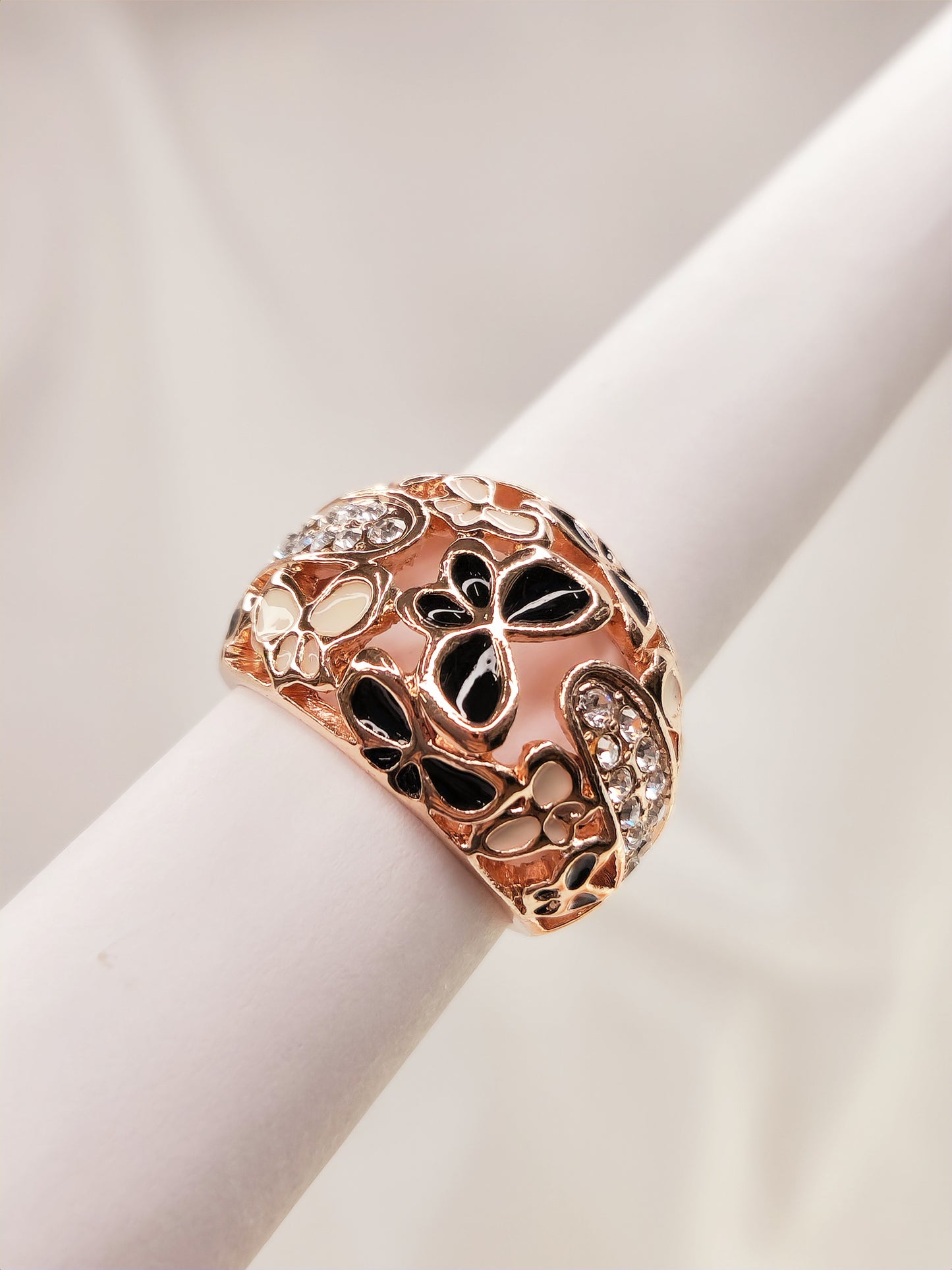 Anillo Clio Chapado en Oro Rosado con Cristales y Mariposas