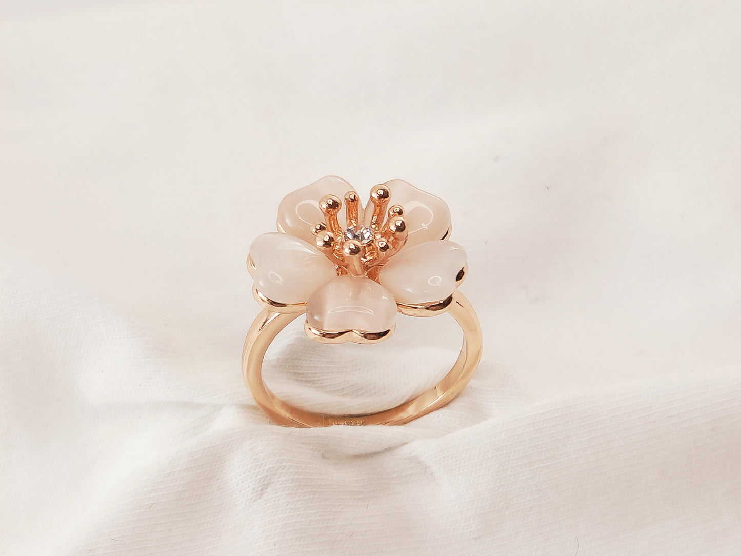 Anillo Flor Amapola Chapado en Oro Rosado con Cristal