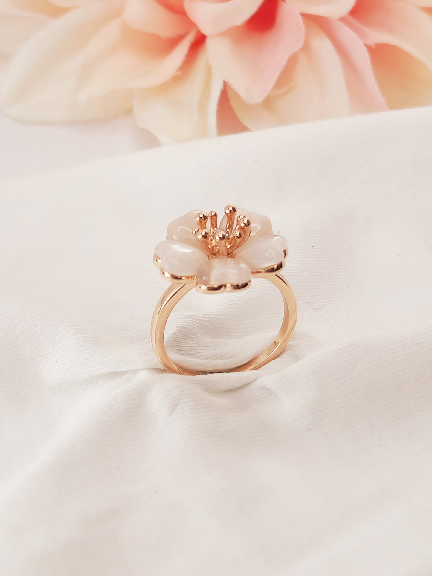 Anillo Flor Amapola Chapado en Oro Rosado con Cristal