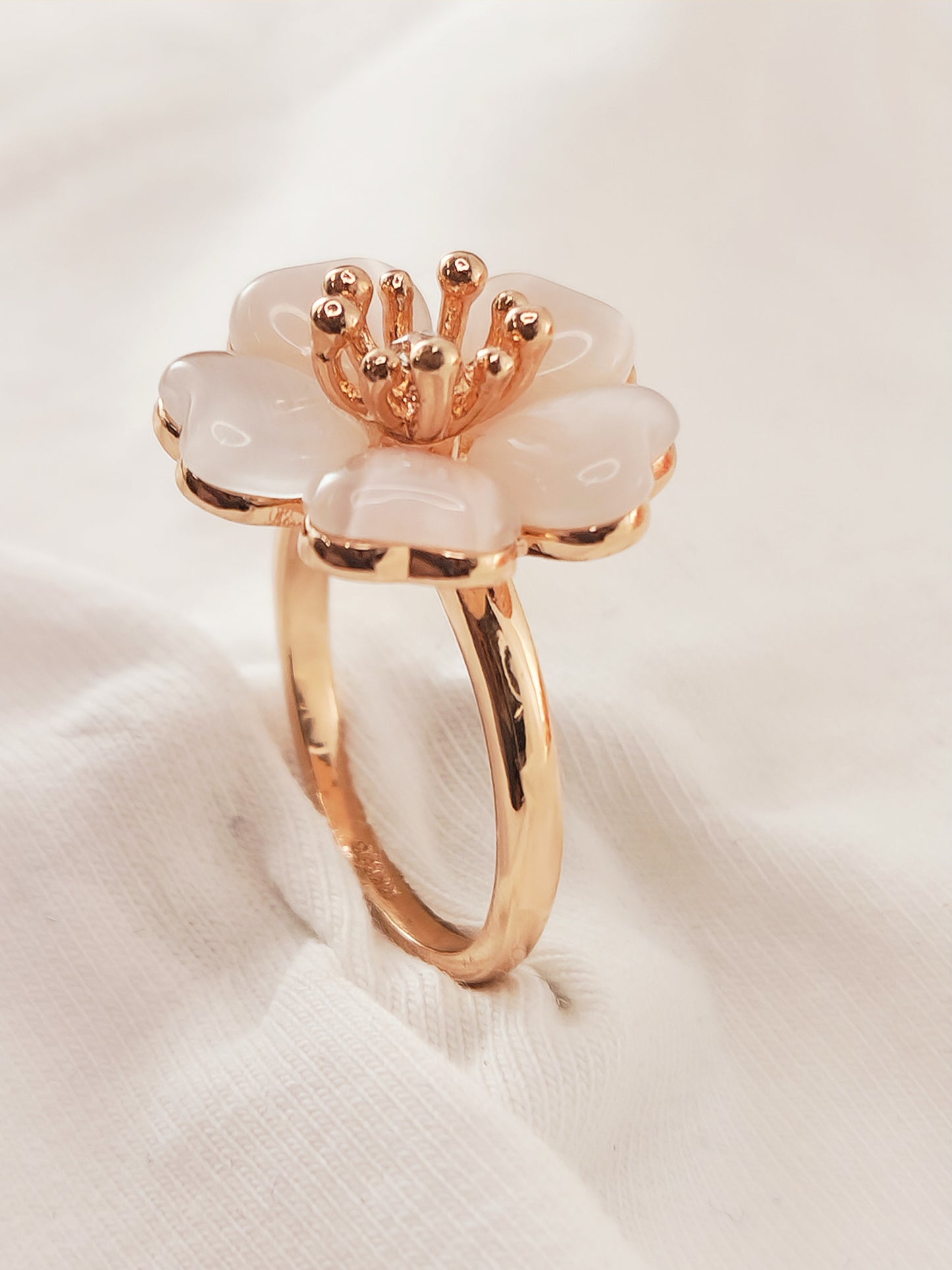 Anillo Flor Amapola Chapado en Oro Rosado con Cristal