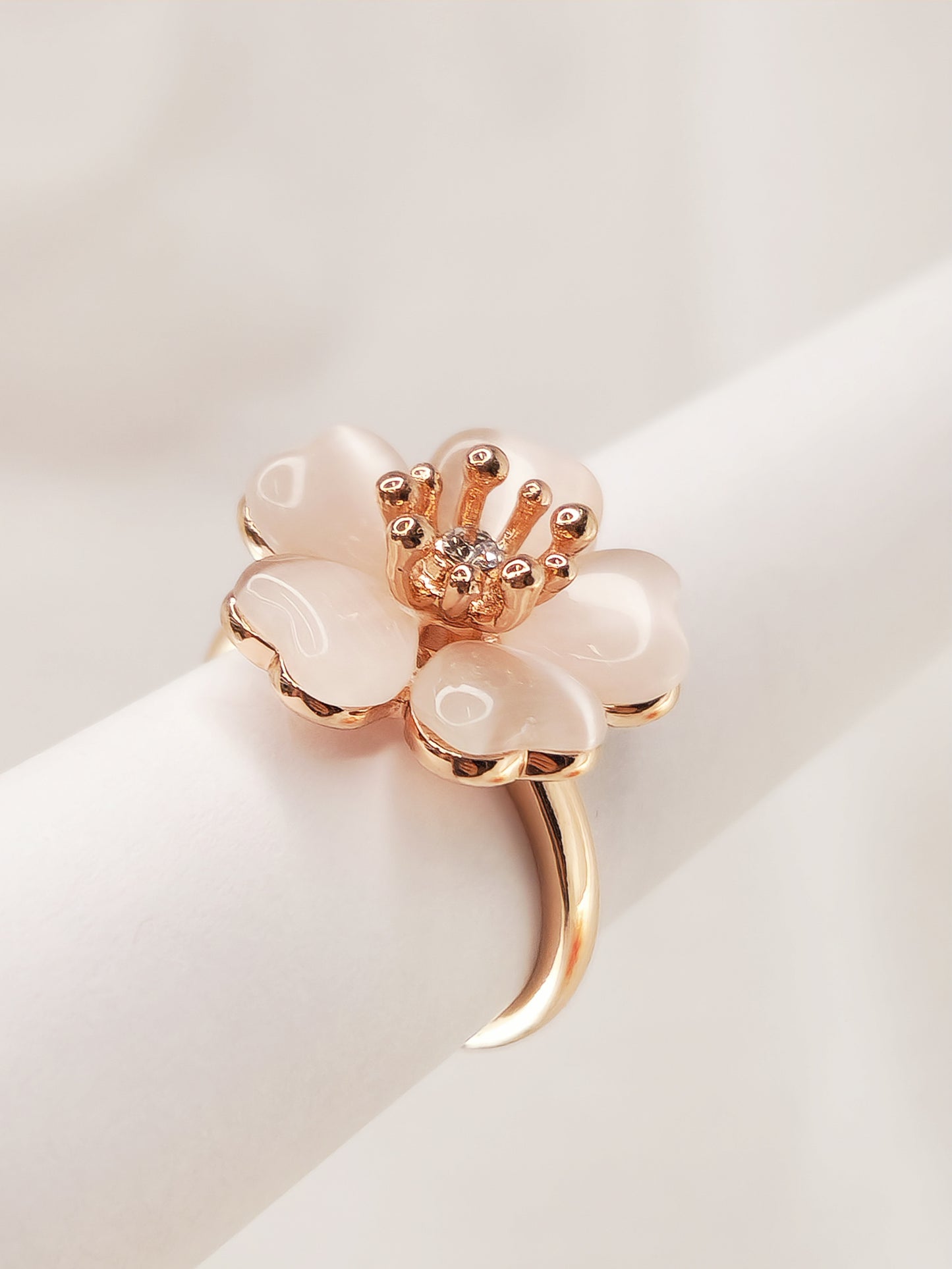 Anillo Flor Amapola Chapado en Oro Rosado con Cristal