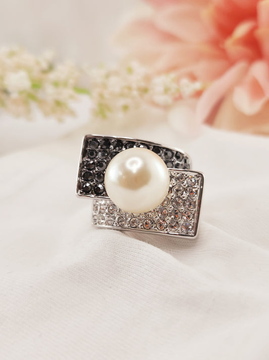 Raquel Silver Pearl Ring with Crystals