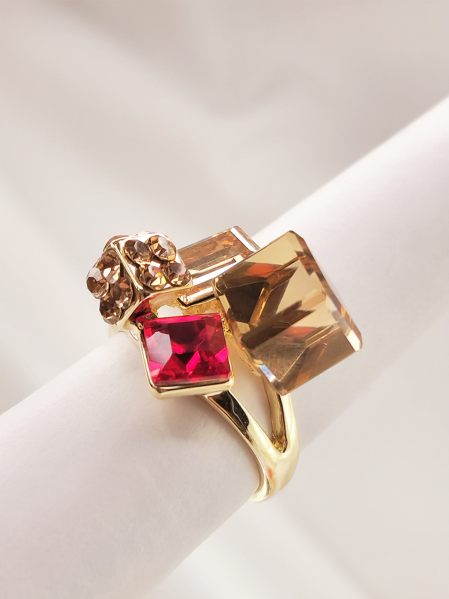 Anillo Laila Chapado en Oro Cubo de Cristales Austriacos